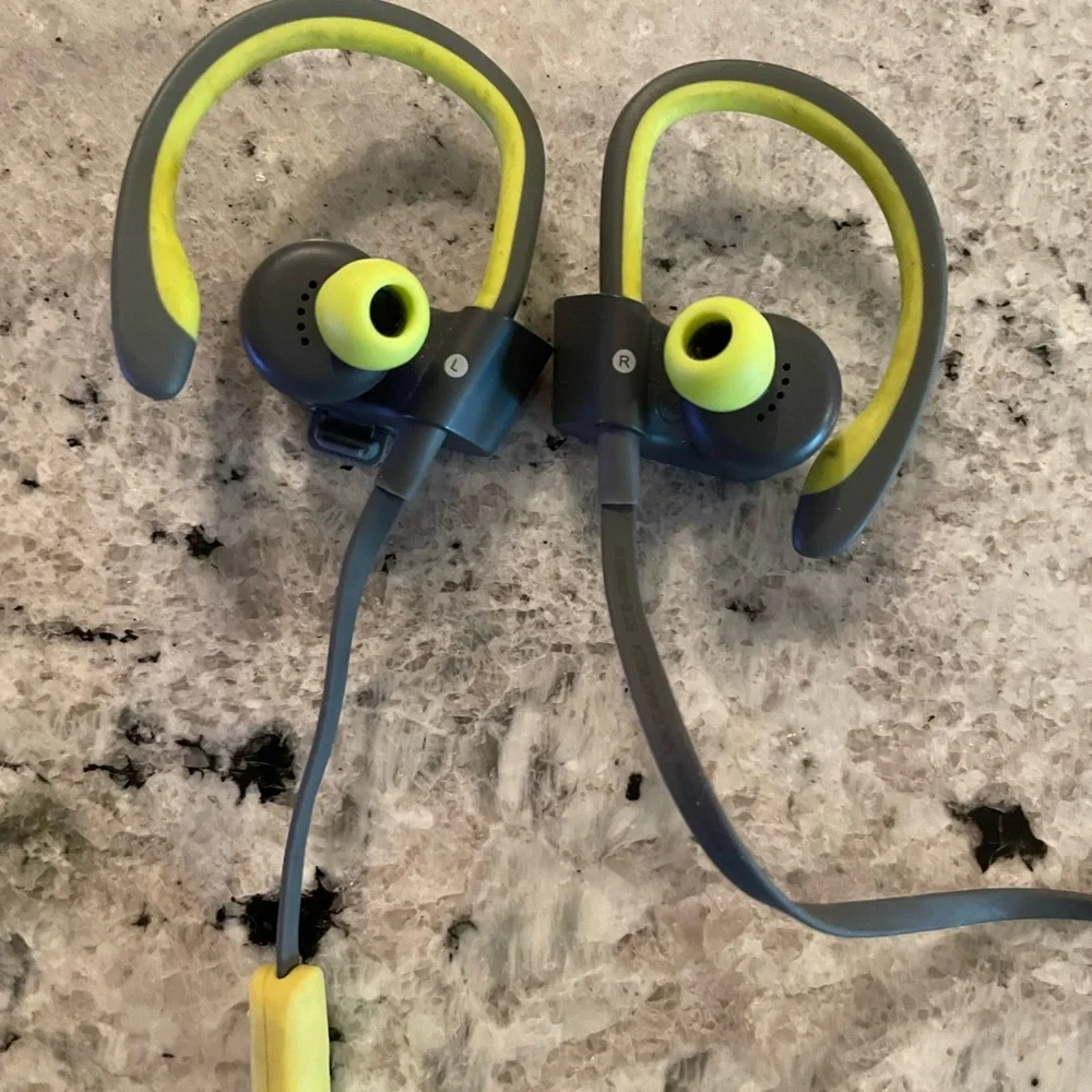 Beats by Dre wireless ear hook headphone w/case and charging cable neon green - Picture 2 of 6